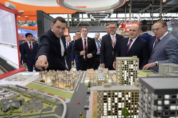 Глава российского правительства Михаил Мишустин прилетел в Екатеринбург