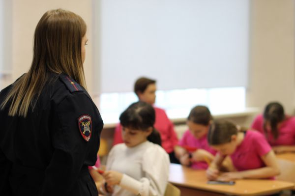 Подросткам разрешили открывать счет в банке только с согласия родителей