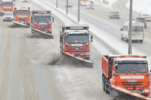 Дороги Свердловской области чистят от снега более 400 единиц техники