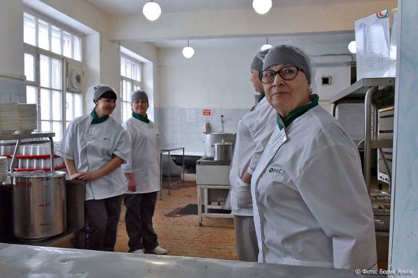 Прокуратура проверит столовую школы №27 в Екатеринбурге из-за сообщения о тараканах