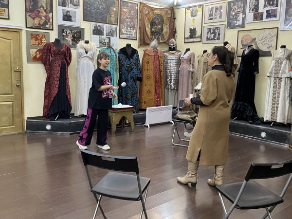 Юная екатеринбурженка получила необычный подарок на день рождения Свердловской киностудии