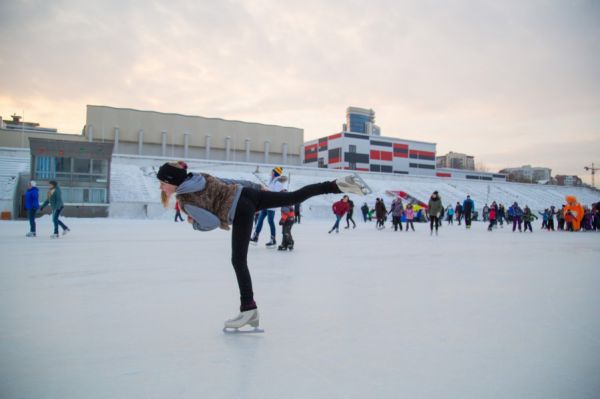 Встаем на лед: в «Юности» сегодня вечером откроют сезон массового катания на коньках