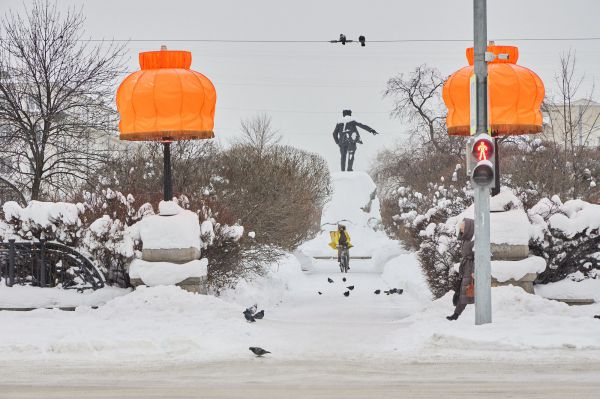 Оранжевые абажуры вновь украсили уличные фонари в центре уральской столицы