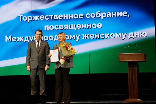 Губернатор Евгений Куйвашев поздравил свердловчанок с наступающим 8 Марта