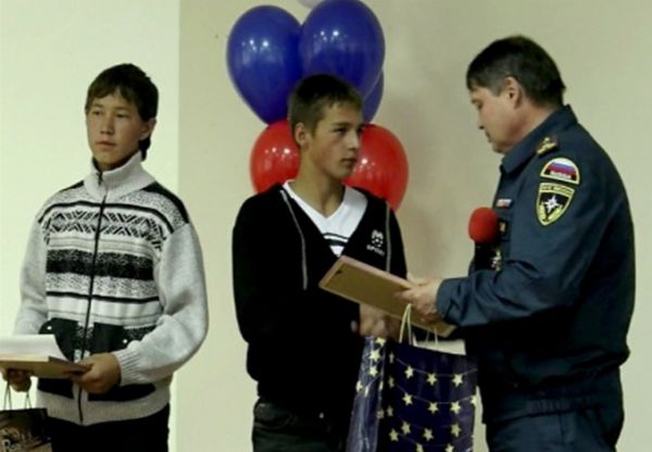 Уральские спасатели наградили двух школьников