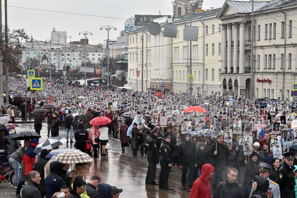 Десятки тысяч участников: шествие «Бессмертного полка» в Екатеринбурге продолжалось больше часа