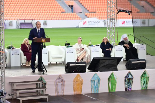 Денис Паслер на уральском форуме женщин «Создавая жизнь»: «Многодетность становится все более популярной»