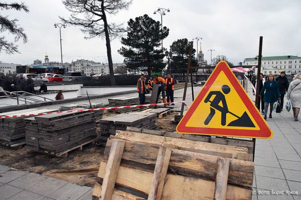 Рабочие начали ремонт набережной Городского пруда