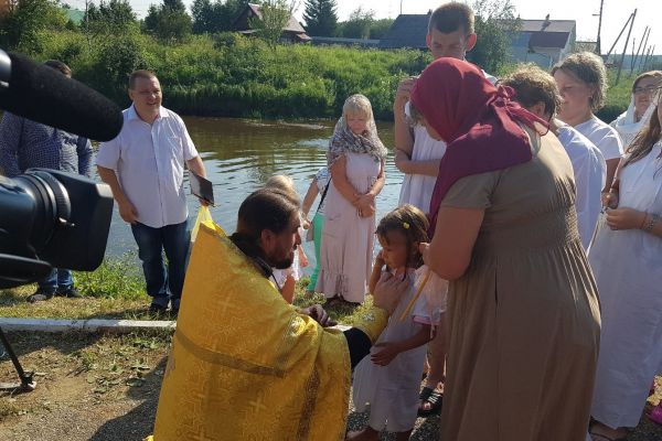Как при князе Владимире: 170 уральцев крестились в Чусовой на христианский праздник