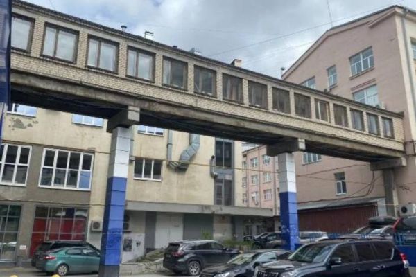 В центре Екатеринбурга продают теплый переход через улицу