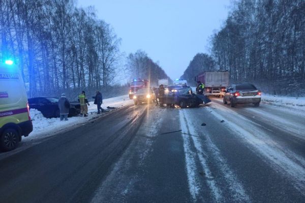 На Полевском тракте затруднено движение из-за ДТП