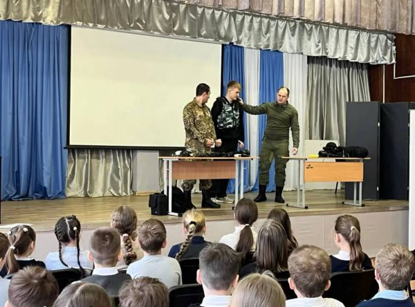 Ветераны полиции провели для первоуральских школьников «Урок мужества»