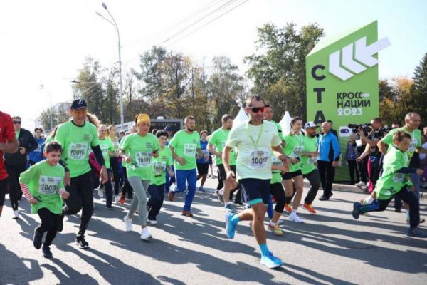 По центру Екатеринбурга пробежало 20 тысяч участников «Кросса нации»