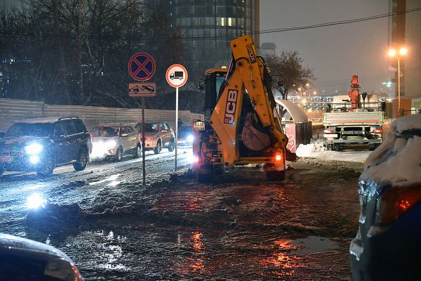 Большой каток на ВИЗе: из-за коммунальной аварии дорогу залило ледяной водой