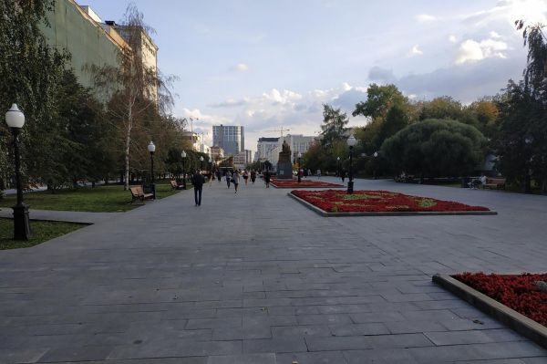 Мэрия Екатеринбурга заплатит 20 млн за ремонт плитки в сквере имени Попова