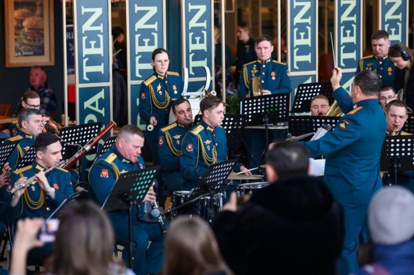 Мелодии вальса и марша прозвучали для пассажиров Кольцова в День защитника Отечества