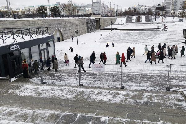 В Екатеринбурге из-за строительства ледового городка закрыли проход на Плотинку