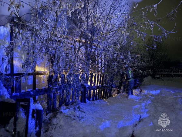 Ночью на мороз выбежала семья уральского священника. Частный дом в Ивделе сгорел в пожаре
