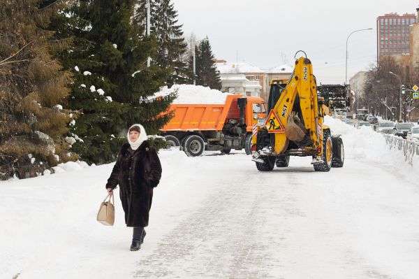 Стало известно, почему в Екатеринбурге не убирают снег с тротуаров