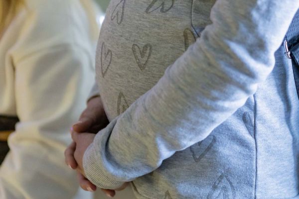 Более 100 свердловских мам-студенток получили пособие по беременности и родам