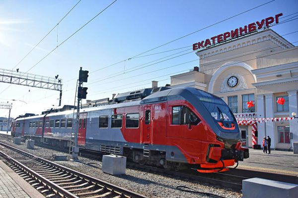 Из Екатеринбурга запустили пригородные поезда в Карпинск