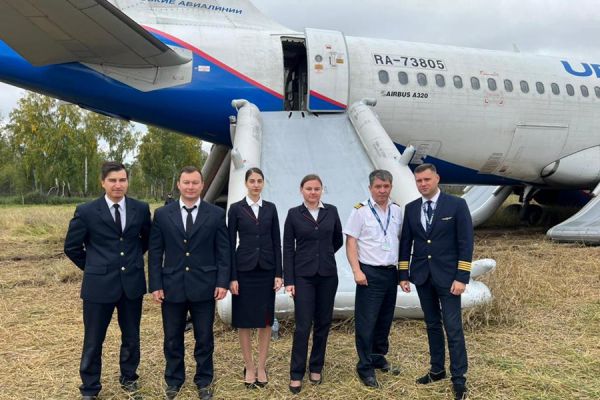 Экипаж севшего в поле рейса «Уральских авиалиний» вернулся к работе