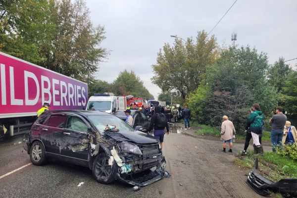 В Екатеринбурге два автомобиля загорелись после ДТП на Реактивной