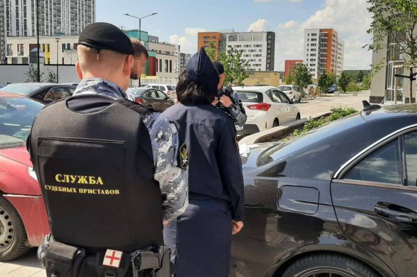 В Екатеринбурге должник попытался угнать свой автомобиль, чтобы он не достался приставам