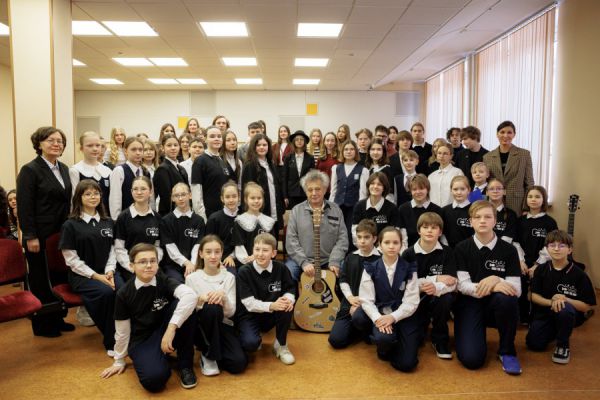 Уральские рокеры подарили родным школам сертификаты на музыкальные инструменты