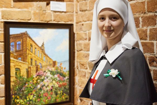 В Екатеринбурге Красный Крест открыл благотворительную выставку картин уральских художников