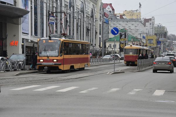 В центре Екатеринбурга неизвестные обстреляли трамвай. Пострадала пассажирка