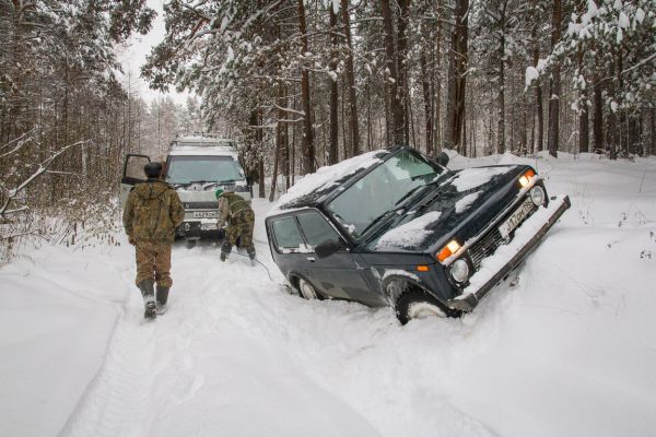 Что делать водителю в снежном плену?