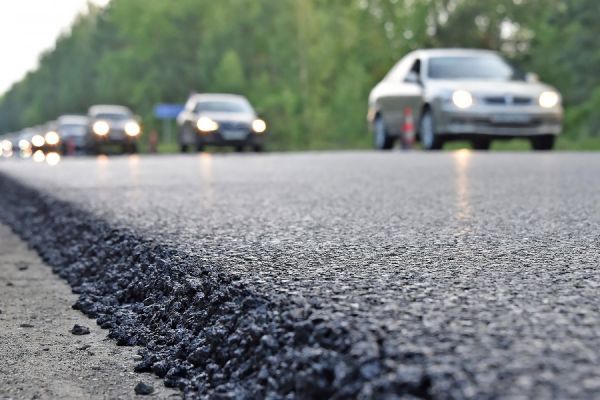 В Екатеринбурге автомобиль провалился в выкопанную коммунальщиками яму