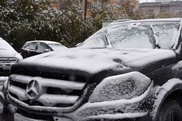 В Екатеринбурге хулиганы бросили микроволновку в автомобиль