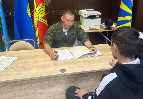 «Поток добровольцев постоянно растет». В пункте отбора на военную службу рассказали о льготах и довольствии контрактников