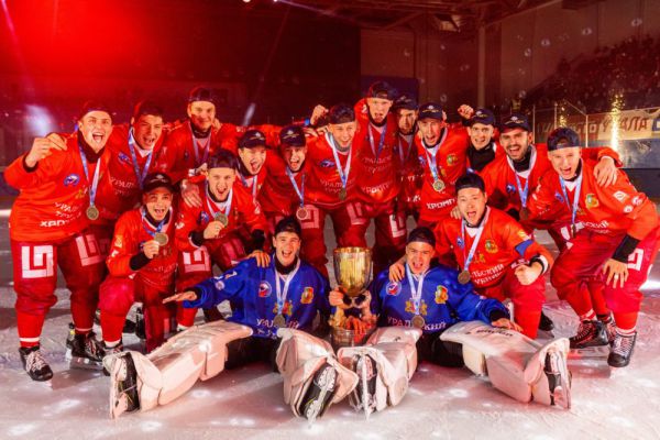Кубок губернатора Свердловской области по мини-хоккею с мячом вновь остается на Урале