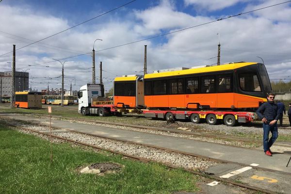 В Екатеринбург частями привезли новый трехсекционный трамвай