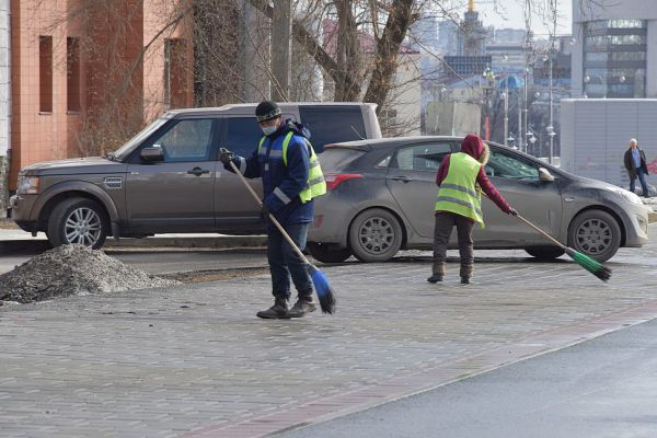 В Екатеринбурге 60 процентов улиц и дорог очистили от грязи