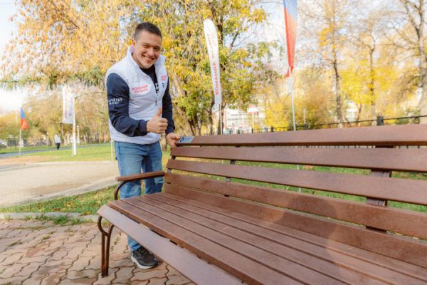 В Екатеринбурге на аллее установили скамейки из переработанного пластика