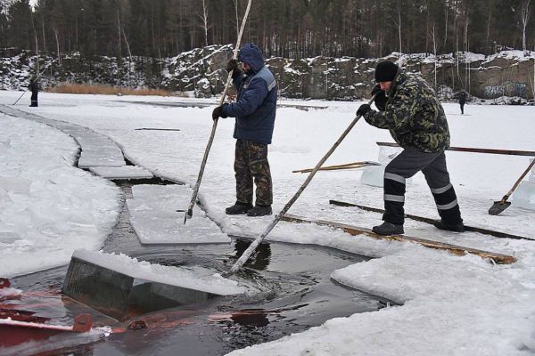 На Среднем Урале дорожники взорвали лед у шести мостов