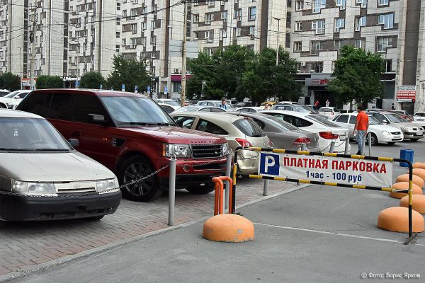 В Екатеринбурге ТСЖ без разрешения организовало платную парковку на придомовой территории