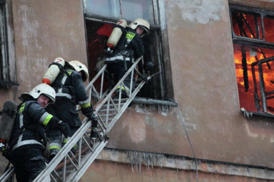 Фото пожарные спасают людей