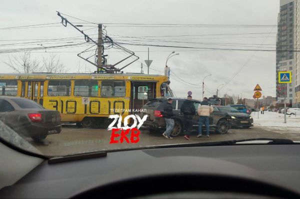 Во Втузородке из-за ДТП с легковушкой встали трамваи