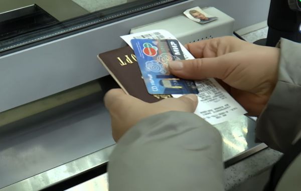 Свердловские льготники стали ездить на автобусах и электричках по карте «Уралочка»