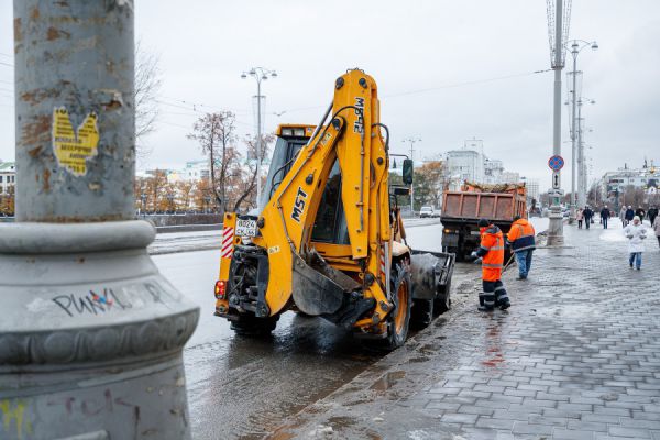 Мэр Екатеринбурга поручил очистить тротуары от наледи