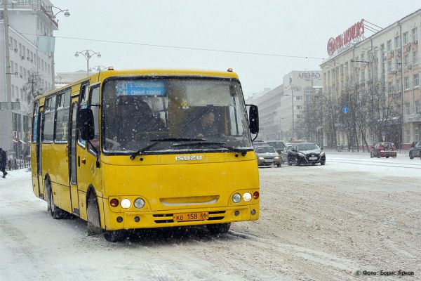 В Екатеринбурге кондуктор избил пассажира, у которого не получилось оплатить поездку