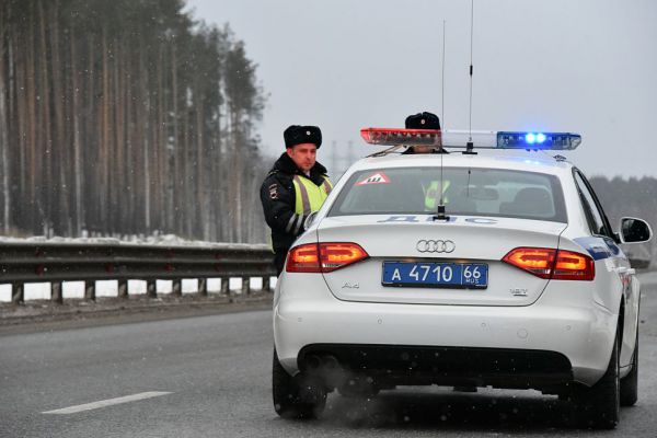 В центре Екатеринбурга устроили гонки на Ferrari и Porsche