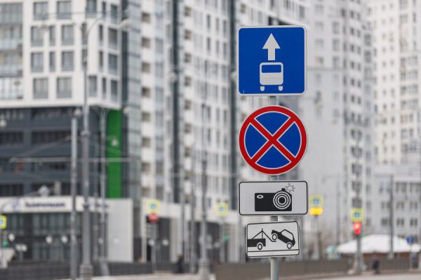 В Екатеринбурге на трех улицах Уралмаша и Эльмаша запретят остановку автомобилей