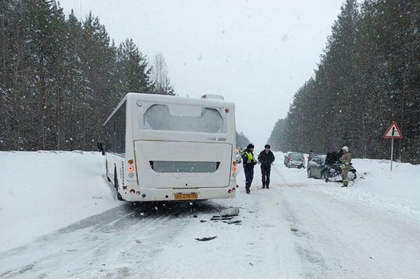 На севере Свердловской области произошло ДТП с пассажирским автобусом