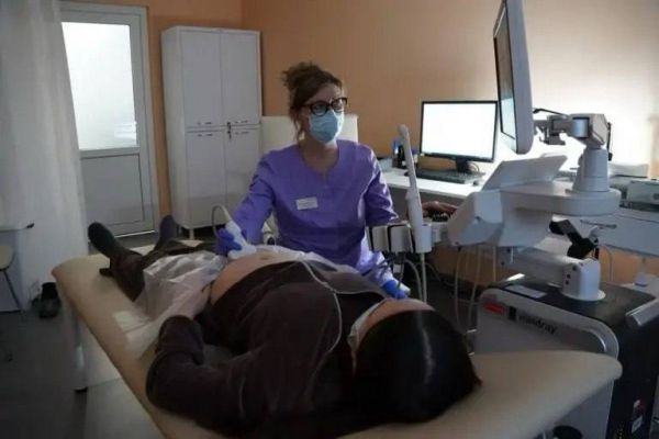 Гепатит C и материнство: уральские врачи развеяли главные страхи будущих мам